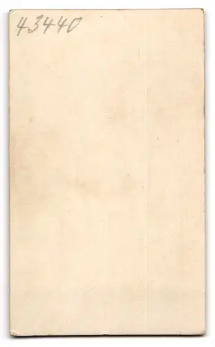 Fotografie Fr. Kienzle, Stuttgart, Breite Strasse 2, Portrait kleines Mädchen im weissen Kleid
