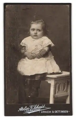 Fotografie G. Schmid, Urach, Portrait kleines Mädchen im Kleid