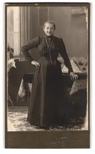 Fotografie L. Sippel, Metzingen, Portrait junge Dame im Kleid