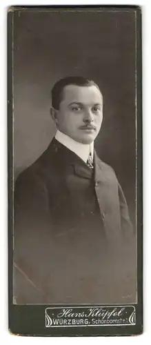 Fotografie Hans Klüpfel, Würzburg, Schönbornstrasse 1, Portrait junger Herr im Anzug mit Krawatte