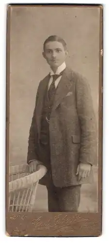 Fotografie Carl Eberth, Kassel, Hohenzollernstrasse 43, Portrait junger Herr im Anzug mit Krawatte