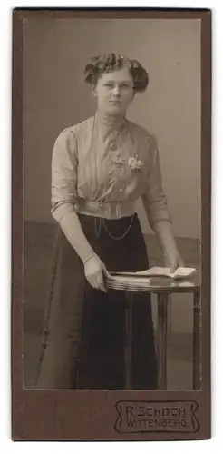 Fotografie R. Schoch, Wittenberg, Portrait junge Dame in modischer Bluse und Rock