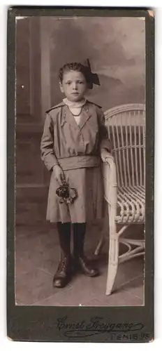 Fotografie Ernst Freygang, Penig i /S., Portrait kleines Mädchen im karierten Kleid