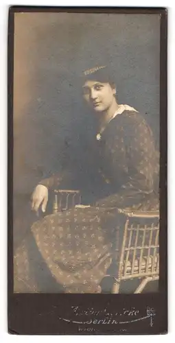 Fotografie C. W. Steiner, Berlin, Wienerstrasse 10, Portrait junge Dame im Kleid mit Mützenband