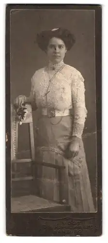 Fotografie J. Vogt, Hamburg, Billh. Röhrendamm 10, Portrait junge Dame in hübscher Bluse und Rock