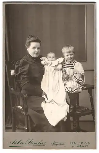 Fotografie Atelier Benckert, Halle a. S., gr. Ulrichstr. 29, Portrait Mutter mit zwei Kindern in Kleidern, Mutterglück