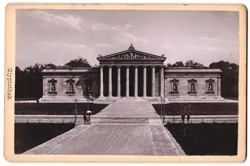 Fotografie Ferd. Finsterlin, München, Ansicht München, Partie an der Glyptothek, Trockenstempel