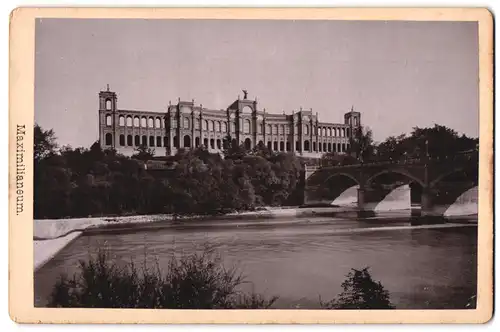 Fotografie Ferd. Finsterlin, München, Ansicht München, Isarpartie am Maximilaneum, Trockenstempel