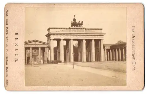 Fotografie J. F. Stiehm, Berlin, Ansicht Berlin, Pariser Platz mit Brandenburger Tor