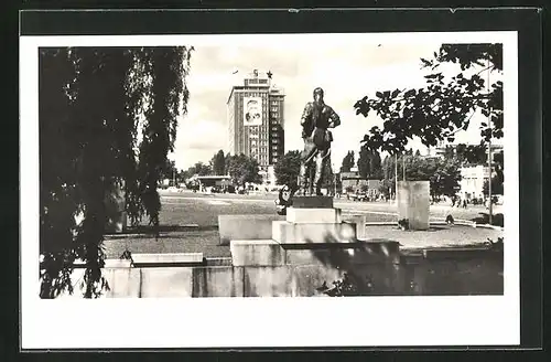 AK Zlin, Denkmal mit Blick auf ein Hochhaus