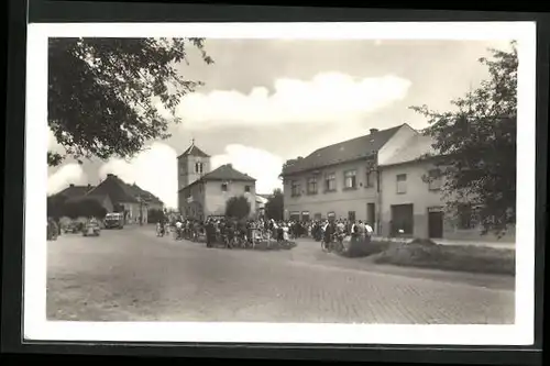 AK Tlumacov, Menschenansammlung im Ortskern