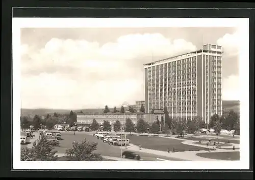 AK Zlin, Hochhaus und parkende Autobusse