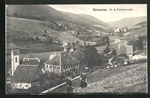 AK Reinerzau O. A. Freudenstadt, Bäuerinnen arbeiten auf einem Acker neben der Kirche