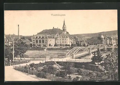 AK Tuttlingen, Ortsansicht mit Brücke, Kirche und Fabrik