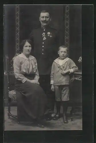 Foto-AK Gestandener Soldat mit Eisernen Kreuz nebst Gattin und Sohn im Matrosenanzug, Uniformfoto