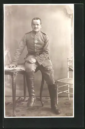 Foto-AK Soldat in Feldgrau mit Eisernen Kreuz, Uniformfoto