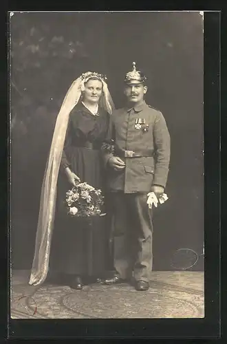 Foto-AK Frisch vermählter Kanonier nebst Gattin in Feldgrau mit Eisernen Kreuz, Uniformfoto