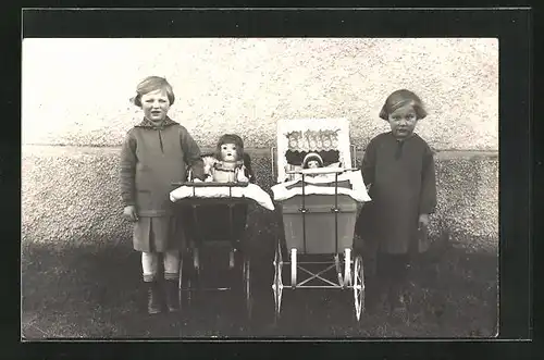 AK Mädchen Elsa und Trudi mit Ihren Puppen im Kinderwagen / Puppenwagen