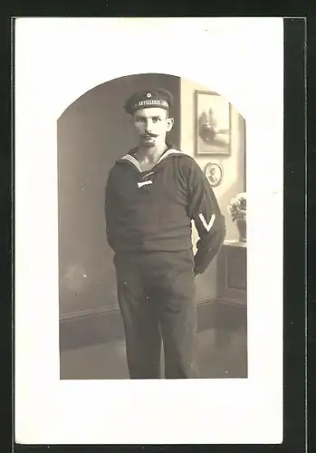 Foto-AK Wilhelmshaven, Matrose mit Mützenband der Artillerie-Abteilung, Uniformfoto