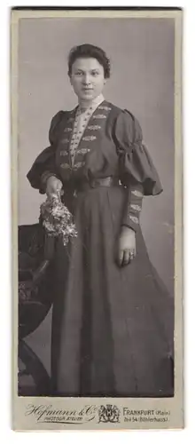 Fotografie Hofmann & Co., Frankfurt /Main, Zeil 54, Portrait junge Dame im modischen Kleid