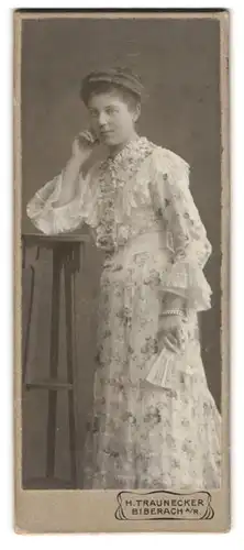 Fotografie H. Traunecker, Biberach a /R., Portrait junge Dame im geblümten Kleid mit Fächer