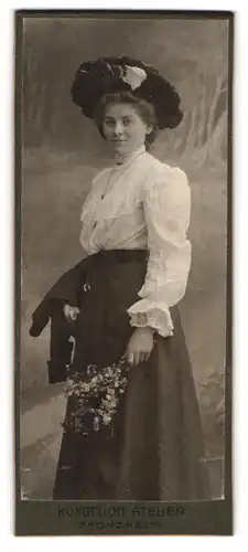 Fotografie S. Wronker & Co., Pforzheim, Portrait junge Dame in weisser Bluse und Rock