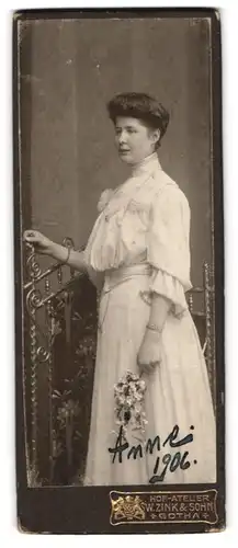 Fotografie W. Zink & Sohn, Gotha, Portrait junge Dame im hübschen Kleid