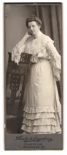 Fotografie Flasche & Lingenberg, Elberfeld, Mäuerchenstrasse 26, Portrait junge Dame in hübscher Kleidung