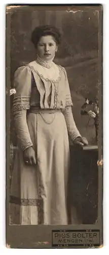 Fotografie Pius Bolter, Mengen i /W., Portrait junge Dame im hübschen Kleid