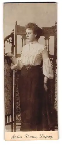 Fotografie Atelier Strauss, Leipzig, Portrait junge Dame in hübscher Bluse und Rock