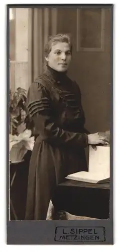 Fotografie L. Sippel, Metzingen, Portrait junge Dame im Kleid mit einem Buch