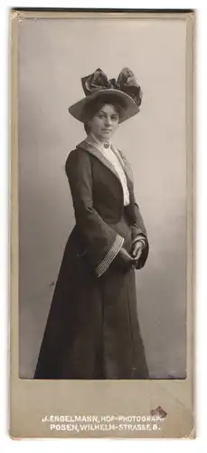 Fotografie J. Engelmann, Posen, Wilhelm-Strasse 8, Portrait junge Dame in modischer Kleidung