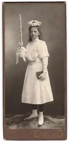 Fotografie F. Hantsche, Dillingen a /D., Donaustrasse 42, Portrait junges Mädchen im weissen Kleid mit Kerze