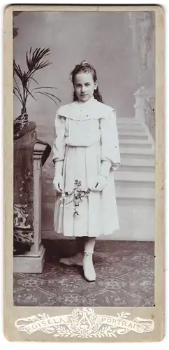 Fotografie unbekannter Fotograf und Ort, Gisela-Portrait junges Mädchen im weissen Kleid