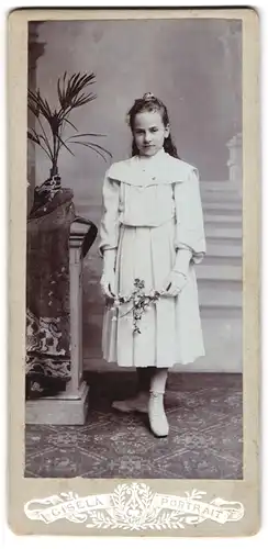 Fotografie unbekannter Fotograf und Ort, Gisela-Portrait junges Mädchen im weissen Kleid