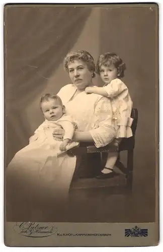 Fotografie C. Peitzner, Brünn, Franzensglacis 9, Portrait bürgerliche Dame mit kleinem Sohn und Kleinkind