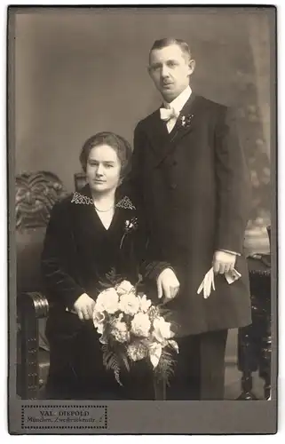 Fotografie Val. Diepold, München, Zweibrückenstrasse 2, Portrait junges Paar in hübscher Kleidung mit Blumenstrauss