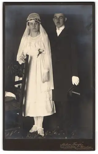 Fotografie R. Sohlbank, München, Tegernseerlandstrasse 15, Portrait junges Paar in Hochzeitskleidung mit Schleier