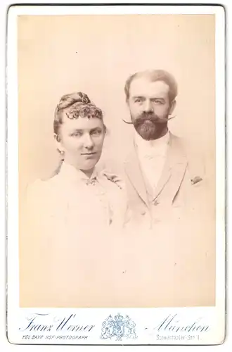 Fotografie Franz Werner, München, Schwanthaler-Strasse 1, Portrait junges Paar in eleganter Kleidung