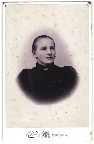 Fotografie M. Weber, Mindelheim, Freundsbergstrasse, Brustportrait junge Dame mit zurückgebundenem Haar