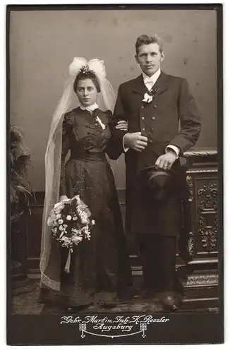 Fotografie Gebr. Martin, Augsburg, Bahnhofstrasse 24, Portrait junges Paar in hübscher Kleidung mit und Blumenstrauss