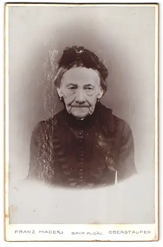 Fotografie Franz Mader, Oberstaufen /Bayr. Allgäu, Portrait ältere Dame mit Haube