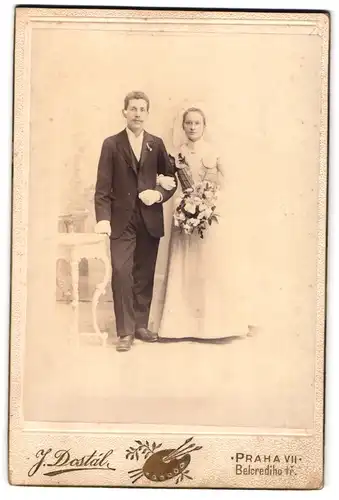 Fotografie J. Dostál, Praha, Belcrediho tr. c. 532, Portrait junges Paar in Hochzeitskleidung Blumenstrauss
