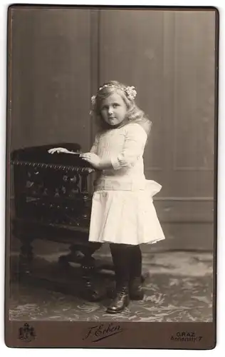 Fotografie Friedrich Erben, Graz, Annenstrasse 7, Portrait kleines Mädchen im weissen Kleid