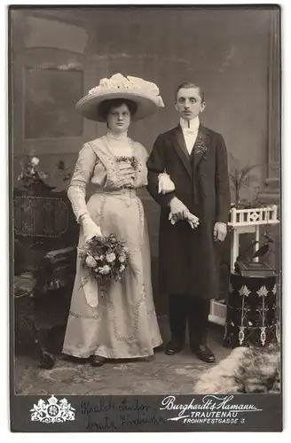 Fotografie Burghardt u. Hamann, Trautenau, Frohnfestgasse 3, Portrait junges Paar in hübscher Kleidung mit Blumenstrauss