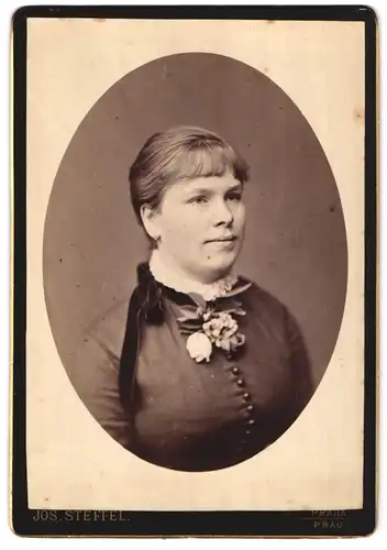 Fotografie Jos. Steffel, Prag, Heinrichsgasse 877-II, Brustportrait junge Dame mit Ponyfrisur