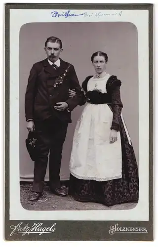 Fotografie Fritz Hugel, Holzkirchen, Portrait junges Paar in Trachtenkleidung