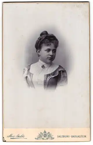 Fotografie Max Balde, Salzburg-Badgastein, Portrait junge Dame im Kleid mit Dutt
