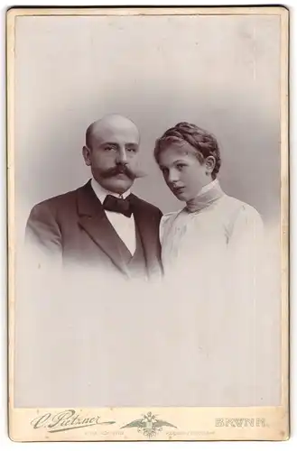 Fotografie C. Pietzner, Brünn, Franzensglacis 9, Portrait junges Paar in eleganter Kleidung