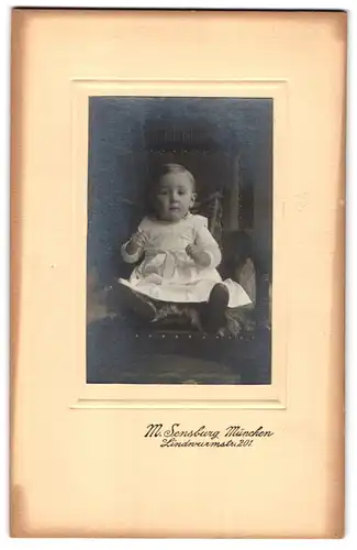 Fotografie M. Sensburg, München, Lindwurmstrasse 201, Portrait kleines Mädchen im weissen Kleid